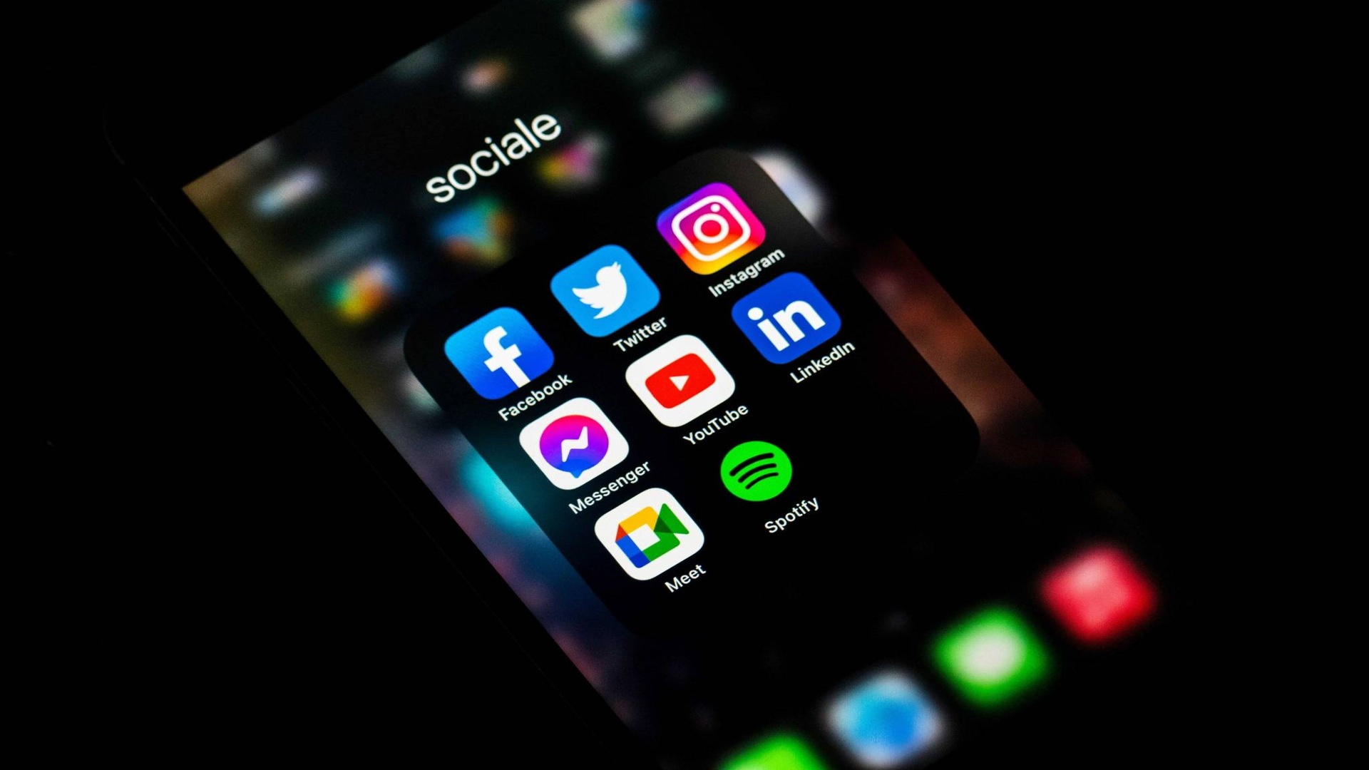 How Social Media Affects Modern Life